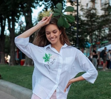 Нікуди не виїхала: Кучеренко в патріотичних луках попозувала на тлі київських краєвидів. ФОТО