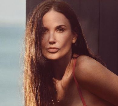 58-річна Демі Мур у смугастому бікіні радісно стрибнула в осінь  