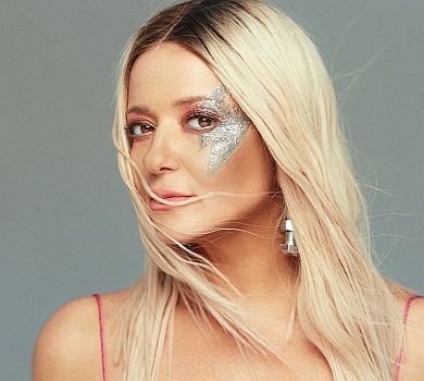 Білявка Могилевська посвітила ніжками у кліпі-маніфесті для жінок 