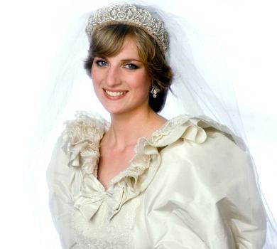 Понад 10 тисяч перлин: весільну сукню принцеси Діани виставили в Кенсингтонському палаці. ФОТО 
