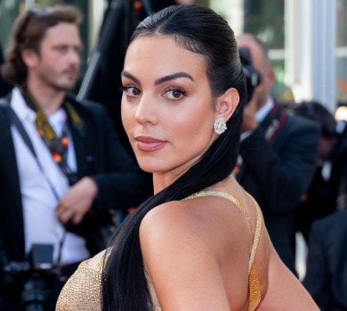 Мов цукерочка у фользі: наречена Роналду в золотому платті засвітилася на кінопрем'єрі