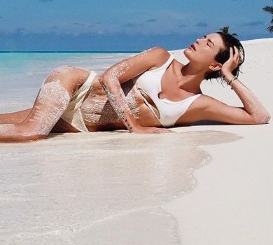 Гоцій у купальнику вивалялася в піску на Мальдівах. ВІДЕО 