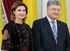 Перша леді у вишитій бордовій сукні сходила на прийом до дипломатів