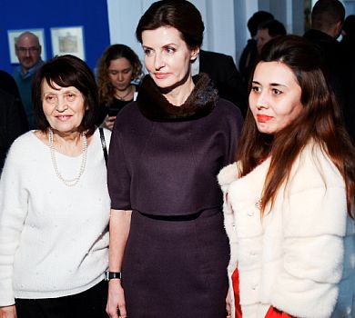 Перша леді з хутряним комірцем та чорно-сіра Тимошенко не зустрілися на виставці про Крим