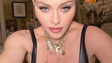 62-річна Мадонна в спідньому зухвало випнула груди на камеру