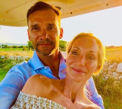 Селфі з чоловіком та сини на пляжі: жінка Шевченка показала ФОТО з італійської відпустки  