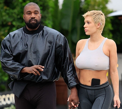 Нічого не забула? Жінка Каньє Веста засвітилася в Лос-Анджелесі в топі, колготках і без взуття. ФОТО