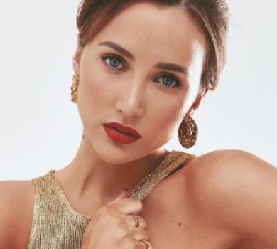 Різатдінова в купальнику граційно попозувала на пляжі в Дубаї