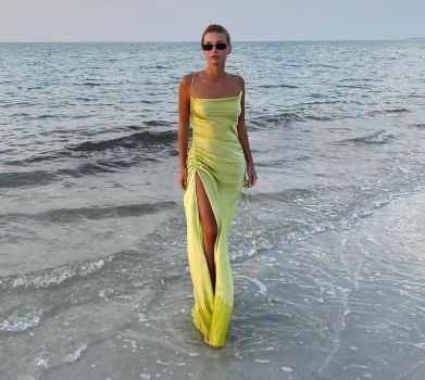 Жінка Тищенка без мейкапу підмочила ошатну сукню на заході сонця. ФОТО 