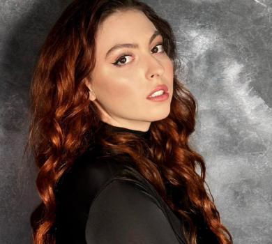 Вся в маму: донька Полякової з бойфрендом поцілувалися на камеру та показали непристойний жест