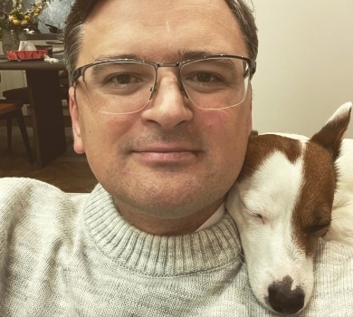 Знайомтесь, це Марік: Кулеба всиновив песика, врятованого з Маріуполя