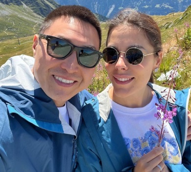 Онуфрійчук із чоловіком живописно пообіймалися в Альпах. ФОТО