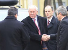 Азарова взяли під приціл снайпери