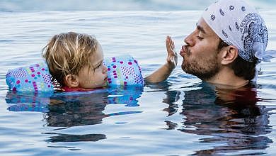 Іглесіас розсмішив свого 2-річного синочка. Дуже миле ВІДЕО 