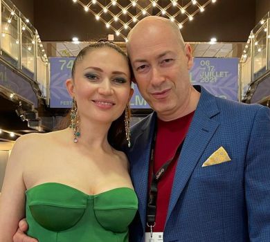 Гордон у червоних мештах вигуляв зелену Бацман у Каннах. ФОТО