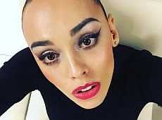 Юля з Nikita прикрила песиком голі циці. ФОТО