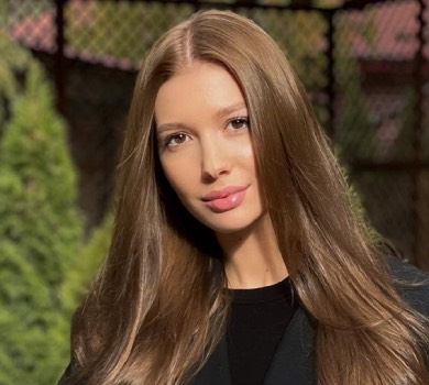 Міс Україна Яремчук попозувала біля басейну у зухвалому купальнику. ФОТО