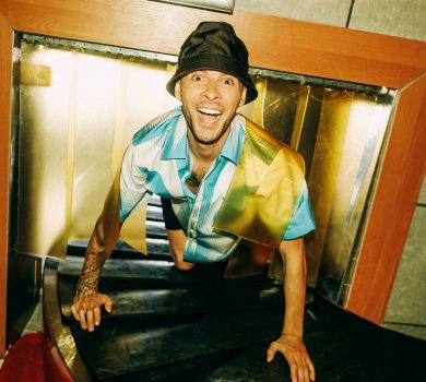 Особистий Boeing та перекритий Бориспіль: Бадоєв зняв кліп-мюзикл на англомовний сингл Барських