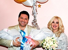 Бужинська виписалася з пологового та оголосила імена двійнят