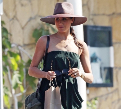 Меган Маркл у комбінезоні без бретельок і сандалях  засвітилася в Санта-Барбарі