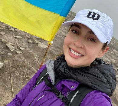 Ярославська з подружками і прапором видерлася на Говерлу. ФОТО