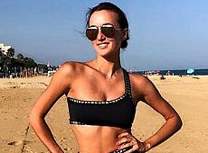 Різатдінова в купальнику розляглася у морській піні. ФОТО