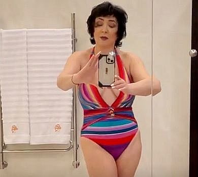 57-річна Лоліта покрасувалася в купальнику з вирізом до пупа