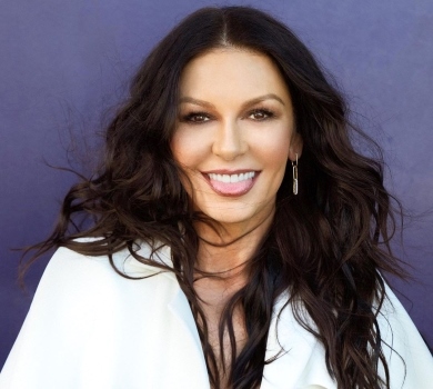 52-річна Зета-Джонс зачарувала своїм селфі у купальнику