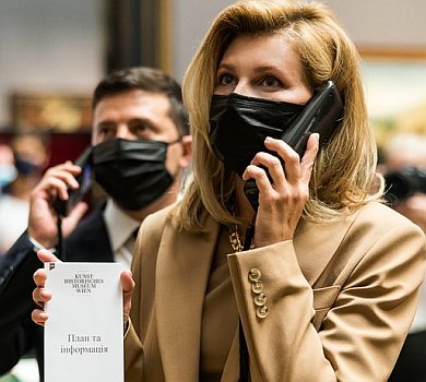 Перша леді у пісочному монохромі відвідала мистецький музей у Відні