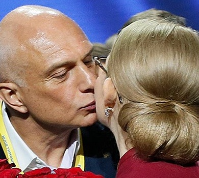 Love is: Тимошенко з Порошенком у День Валентина показали романтику з коханими 