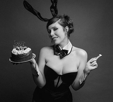 Щасливий зайчик Плакидюк із нагоди 33-річчя посвітила пишним бюстом у корсеті та стегнами в сіточці