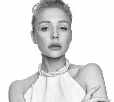 Кароль у топі та легінсах елегантно повигиналася на стільці. ФОТО