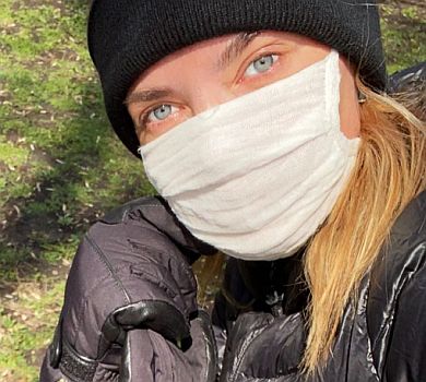 Байкова у масці показала акробатику на спортмайданчику  