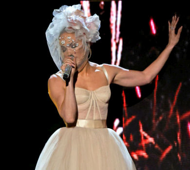 Аффлек, ти де? 52-річна Лопес виступила на AMA-2021 у весільній сукні та вельоні