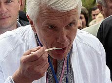 Литвин зізнався у любові до дерунів і назбирав рецептів для жінки