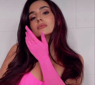 Чоловік узгодив: Трінчер у неоновій білизні посвітила формами перед камерою