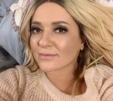 Гарний фотошоп: фани не впізнали напівголу Могилевську в карпатському чані