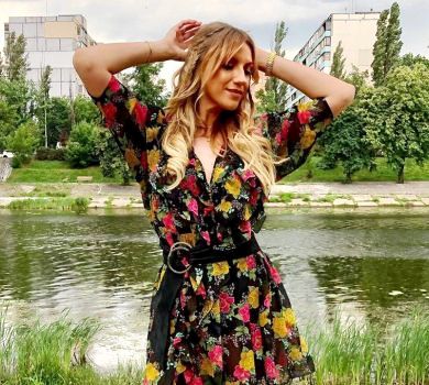 31-річна Нікітюк засвітила стрункі ніжки в 34-річній сукні