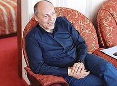 Парубій показав хатку за 300 гривень та нинішнє житло у столиці. ФОТО