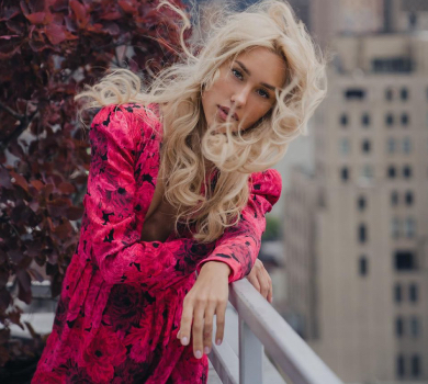 Квіткова похвалилася новою зачіскою та яскравим мінілуком на фото з Нью-Йорка