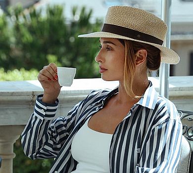 Жінка Ярославського в Італії гламурно попила кави на тлі моря. ФОТО