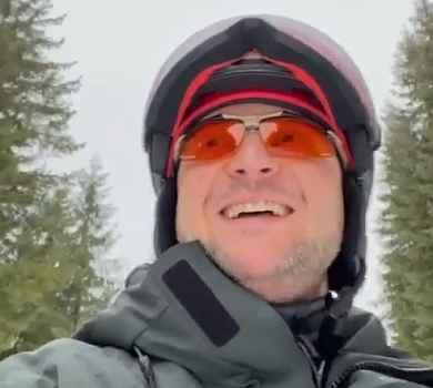 Зеленський у шоломі спустився з гори з привітанням. ВІДЕО