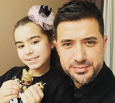 Ексчоловік Лорак похвалився вікендом із дочкою у Москві. ВІДЕО