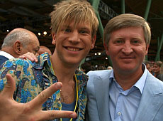 Ахметов на Новій хвилі обіймався та цілувався з чоловіками