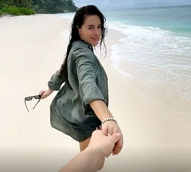 Онуфрійчук на Сейшелах показалася в купальнику на тлі відтінків смарагду