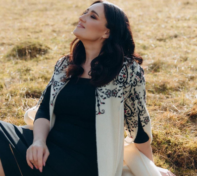 Вітвіцька у Карпатах попозувала під сонцем на пасовиську. ФОТО