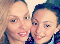 Полякова похвалилася мамою в купальнику та дочкою на коні в Лондоні