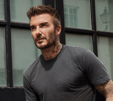 Оголений Бекхем у шапці занурився у холодний чан серед лісу