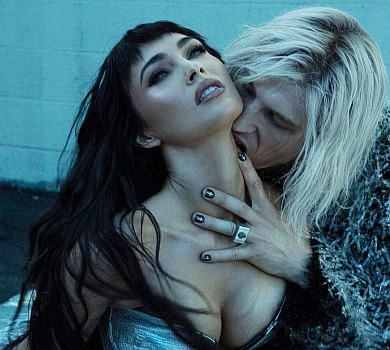 Напівгола Фокс у сексі-фотосесії приставила пістоля до паху коханця