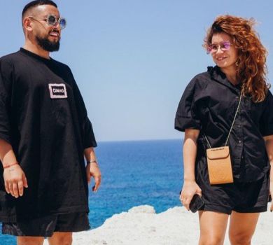 Неможливо гарно: Монатік у Греції похвалився дружиною в коротких шортиках 